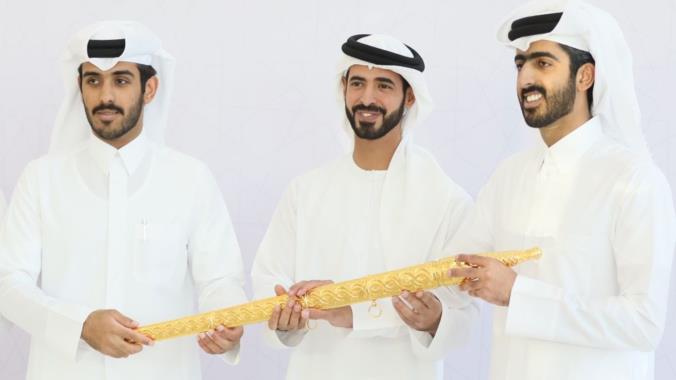 سيف رئيس دولة الإمارات في قبضة صائد الرموز..." الظبي "تهدي" عشاق الهجن القطرية قمة الوثبة 2023